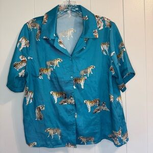 Blue Tiger Print Collared Cropped Button-Up Shirt M Bold, Artsy, Creative, 80s